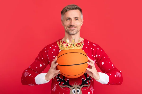 Winter Man Crown Hold Basketball Ball Man Christmas Sweater Hat — Stock Photo, Image