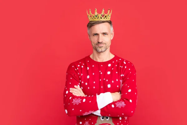 스웨터를 남성의 초상화가 떨어져 있습니다 크리스마스의 왕관을 사나이 — 스톡 사진