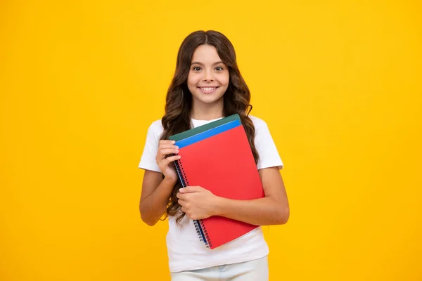 学校に戻る 本を学ぶ準備ができている10代の女子学生 女子高生子供オン孤立した黄色のスタジオの背景 — ストック写真