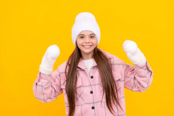 Весёлый Ребёнок Шляпе Варежках Играющий Снежки Жёлтом Фоне Зимняя Активность — стоковое фото