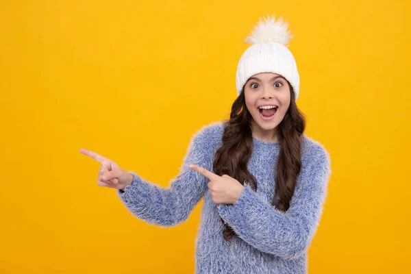 时尚快乐的年轻女子 头戴针织帽子 穿着毛衣 有着五颜六色的蓝色背景 快乐的年轻女子的脸 快乐的情绪 — 图库照片