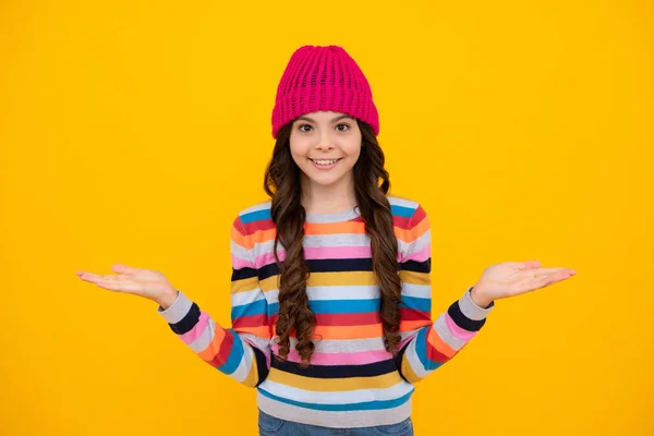 Modern Tienermeisje Met Trui Gebreide Muts Geïsoleerde Gele Achtergrond Gelukkig — Stockfoto