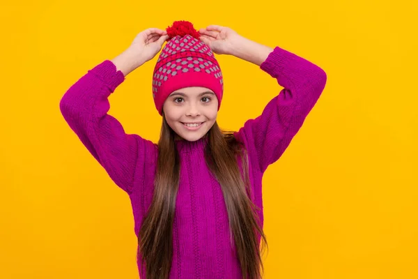 小孩穿着黄色背景的保暖衣服 孩子们冬天的时尚和美丽 穿针织物的少女 表达积极的情感 头戴针织帽子的活泼孩子 — 图库照片