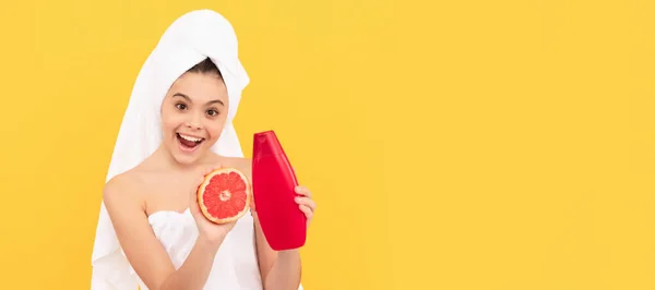 Kinderen Gezichtsbehandeling Cosmetologie Spa Verbaasd Tiener Kind Handdoek Met Grapefruit — Stockfoto
