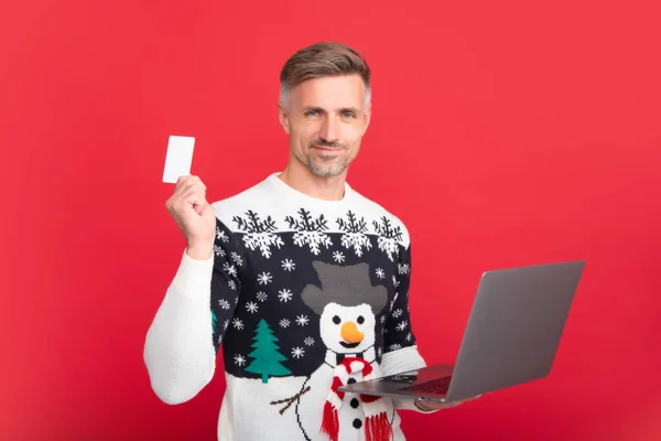 Zimowy Biznesmen Laptopem Kartą Kredytową Mikołaj Średnim Wieku Mężczyzna Boże — Zdjęcie stockowe