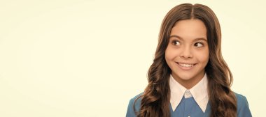 gülümseyen çocuk portresi beyaz üzerinde uzun kıvırcık saçlara sahiptir. Çocuk yüzü, yatay poster, izole edilmiş genç kız portresi, fotokopi alanı olan pankart