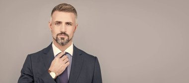 İnsan yüzü portresi, fotokopi alanı olan pankart. Mükemmel görünüyor. Takım elbiseli, kır saçlı bir adam. Girişimci ya da yönetici