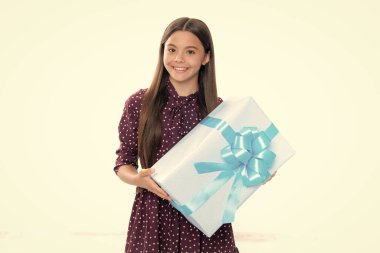 Sevimli ergen kız sevgililer günüyle kutluyor, romantik hediye kutusu veriyor. Hediye, selam ve hediye konsepti. Doğum günü tatili konsepti. Mutlu gülümseyen genç kızın portresi.