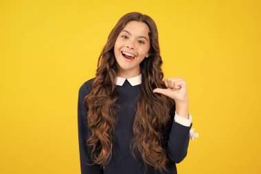 Genç kız kendini işaret ediyor. Beni seç. Kız kendini işaret ediyor.