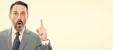 İnsan yüzü portresi, fotokopi alanı olan pankart. Şok olmuş iş adamı, beyaz telefondan izole edilmiş akıllı telefon gösteriyor. Takım elbiseli adam parmağını kaldırdı.