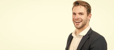 İnsan yüzü portresi, fotokopi alanı olan pankart. Takım elbiseli iş adamı, izole edilmiş stüdyo geçmişi, afiş. Beyaz elbiseyle gülümseyen mutlu profesyonel bir adamın portresi.