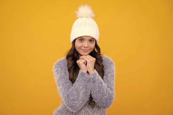 겨울에 모자와 스웨터를 — 스톡 사진