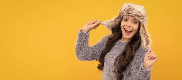 Stupito Teen Girl Indossare Cappello Paraorecchie Sfondo Giallo Tenere Caldo — Foto Stock