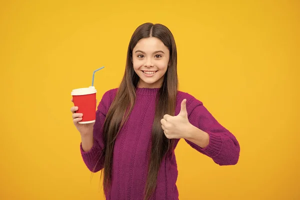 カプチーノコーヒーや紅茶を飲みながら女子高生 プラスチック製のテイクアウト用マグカップを持つ子供 朝のドリンクココア飲料 — ストック写真