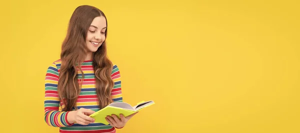 Читання Власного Задоволення Щаслива Дівчина Читає Книжку Домашнє Читання Шкільна — стокове фото