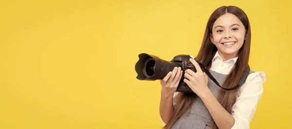 Happy Teen Girl Photographer Use Digital Photo Camera Photographing Child — Stockfoto