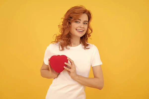 Lady Yellow Background Love Present Cheerful Redhead Woman Love Romantic — Stok fotoğraf