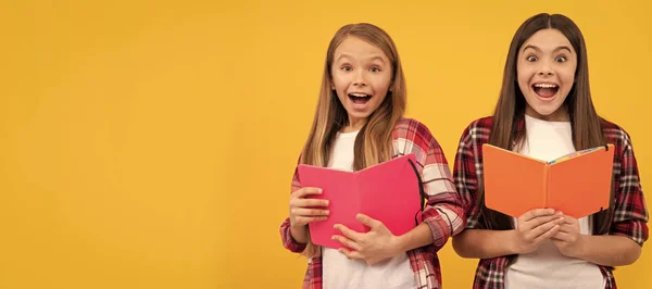 School Girls Friends Amazed Kids Casual Checkered Shirt Having Fun — Fotografia de Stock
