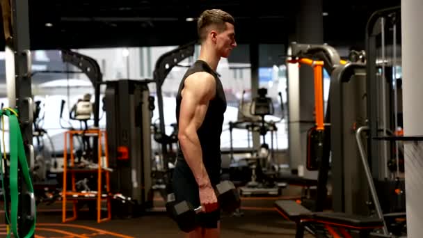 Bodybuilder Man Doet Biceps Triceps Workout Met Halters Sportschool Bodybuilding — Stockvideo