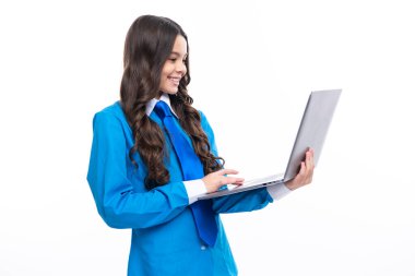 Okula, dizüstü bilgisayarı olan liseli kız.