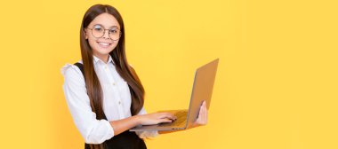 Modern eğitim. Okula dönüyorum. Mutlu çocuk çalışmaları internette. Bilgisayar görme sendromu. İnek daktilo okulu blogu. Bilgisayarın vizyon üzerindeki etkisi. Gözlüklü çocuk. Genç kız iletişim için dizüstü bilgisayar kullanıyor.