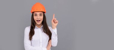 İzole edilmiş bir yüz portresi, taklit alanı olan bir afiş. İnşaatçı şapkalı hayret verici bir iş kadını. Baş mimar mühendisi