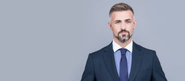 İş adamı kılığındaki kendine güvenen bir işadamı, karizma. İnsan yüzü portresi, kopyalama alanı olan pankart