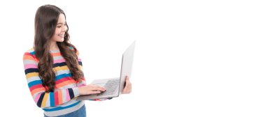 Video dersindeki küçük çocuk. Kız blog yazmak için dizüstü bilgisayar kullanıyor. webinar online eğitim. Okula dönüyorum. Modern iletişim. e-postayı kontrol et Mutlu çocuk çalışmaları internette. Bilgisayarda okul günlüğü yazılıyor.