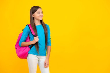 Sırt çantalı okul çocuğu. Tecrit edilmiş genç bir öğrenci. Öğrenme ve bilgi. Git çalış. Eğitim konsepti. Mutlu ergen portresi. Gülümseyen kız