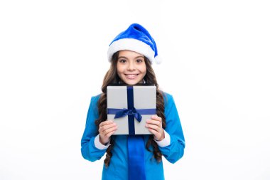 Yeni yıl ya da Noel hediyesi. Stüdyonun arka planında izole edilmiş hediye kutusunu tutan genç bir kızın portresi.