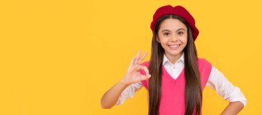 Her şey yolunda. Bereli neşeli çocuk. Gülümseyen çocuğun mükemmel bir tarzı var. Ergen güzellik. Gençlik ve gençlik. Çocuk yüzü, yatay poster, izole edilmiş genç kız portresi, fotokopi alanı olan pankart