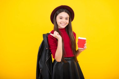 Elinde kahve fincanı, öğrenme ve eğitim tutan moda öğrencisi kız. Kahve molası ve okul molası. Okula dönelim. Yeni yetme plastik bardaklar Kakao ya da çay içecekler