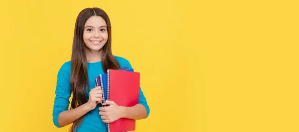 Gelukkig Tiener Meisje Wuth School Notebook Voor Het Maken Van — Stockfoto