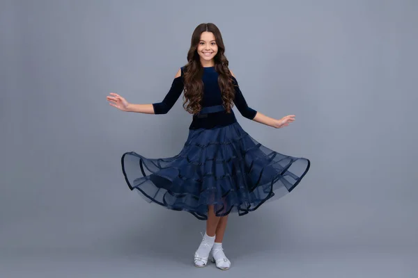 幸せな女の子の顔 積極的かつ笑顔の感情 若い子供の10代の女の子の動きのドレス 十代の子供のフル長さを身に着けているボールドレス — ストック写真