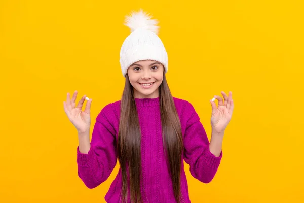 Sarı Arka Planda Vitaminler Gıda Katkı Maddeleriyle Şapkalı Neşeli Çocuk — Stok fotoğraf