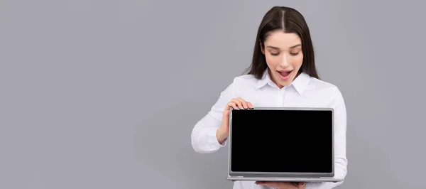 穿着白色衬衫 展示电脑广告 复制空间和广告的女人很吃惊 女子独立人脸肖像 带有模拟复制空间的横幅 — 图库照片