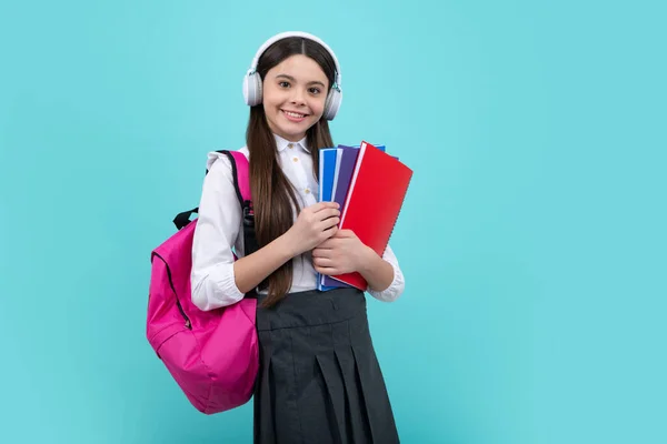 Μαθήτρια Έφηβη Φοιτήτρια Ακουστικά Κρατάει Βιβλία Απομονωμένο Μπλε Στούντιο Σχολική — Φωτογραφία Αρχείου