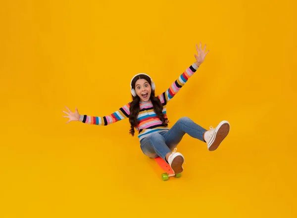 Εκπληκτική Έφηβη Έφηβος Hipster Κορίτσι Σκέιτερ Skateboard Απομονωμένη Φόντο Καλοκαιρινή — Φωτογραφία Αρχείου