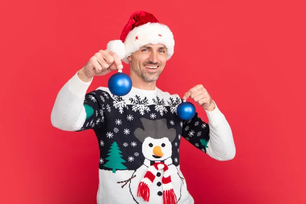 サンタはバブル クリスマスボールと クリスマスセーターの男と色の背景の帽子 中世のサンタ — ストック写真
