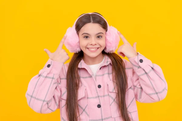 Αυτιά Μου Είναι Ζεστά Χαρούμενο Κορίτσι Δείχνει Αυτιά Της Γούνας — Φωτογραφία Αρχείου