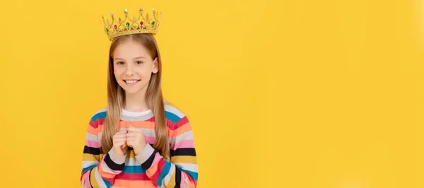 Joyeux Adolescent Enfant Couronne Reine Sur Fond Jaune Princesse Reine — Photo
