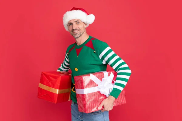 Feliz Regalo Navidad Feliz Hombre Sonriente Traje Elfo Sombrero Santa —  Fotos de Stock