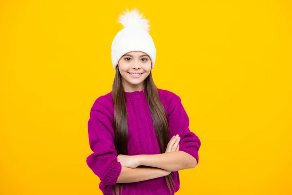 Teenager Παιδί Χειμώνα Πλεκτό Καπέλο Και Πουλόβερ Πάνω Από Κίτρινο — Φωτογραφία Αρχείου