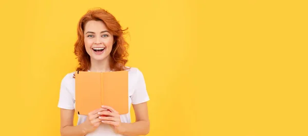 Студентська Або Жіноча Вчителька Книгою Щаслива Жінка Тримає Книгу Жовтому — стокове фото
