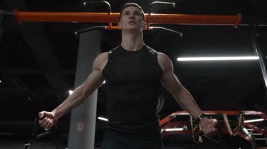 Sporcu adam spor salonunda genişletici egzersizi yapıyor. Spor salonunda spor yapan sporcu spor salonunda spor yapıyor. Spor ve spor. Jimnastik.