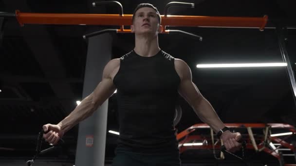 Atletische Man Doet Expander Workout Fitnessruimte Atleten Trainen Met Fitness — Stockvideo