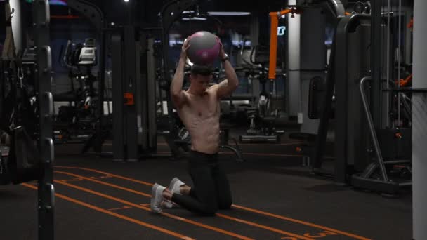 Crossfit Workout Van Atletische Man Met Bal Sportschool Atletische Man — Stockvideo