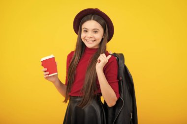 Bir fincan kapuçino ya da çay getiren liseli kız. Plastik bardaklı çocuk, sabah içeceği kakao içeceği. Mutlu ergen portresi. Gülümseyen kız