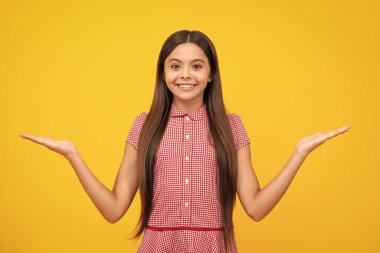 Etkileyici genç kız, tavsiye edilen mekanı gösteriyor. Çocuk ergen, fotokopi alanını göstererek uzaklığı gösteriyor
