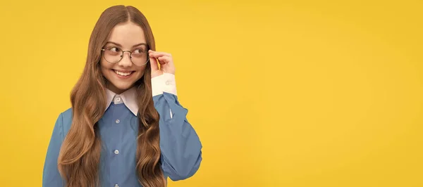 幸せな十代の女の子は黄色の背景 目の笑顔眼鏡を修正します 子供の顔 水平ポスター 十代の女の子隔離された肖像画 コピースペースのバナー — ストック写真
